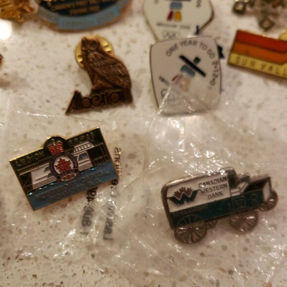 Vintage Pin Lot of 22 Lapel Hat Canada Ski Fraternity Molson Beer Sun Valley - Picture 10 of 12